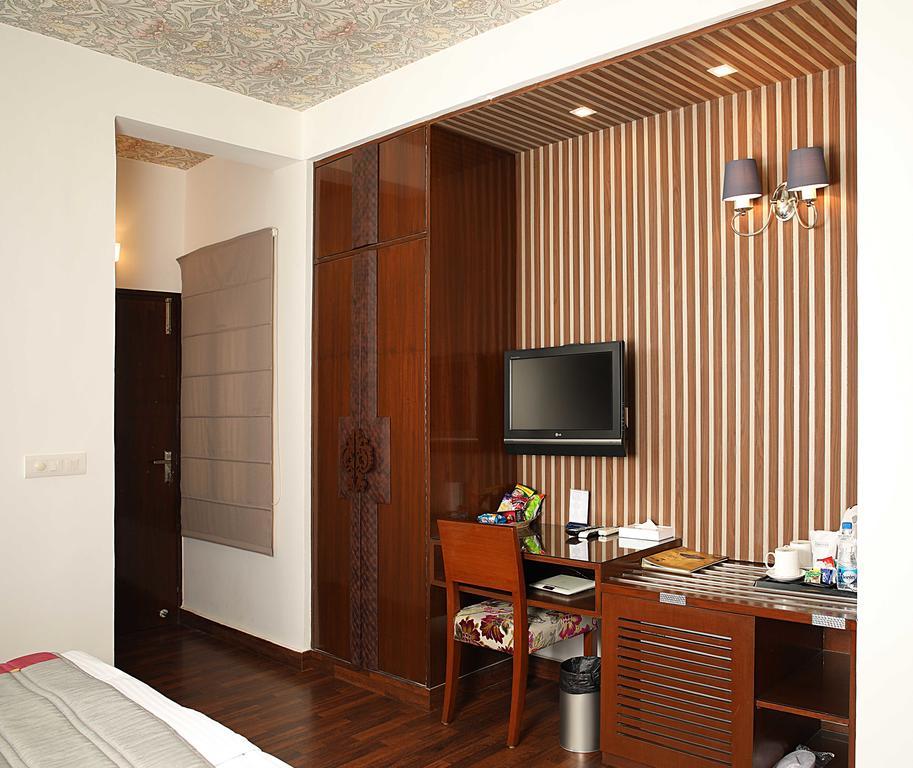 Ahuja Residency Golf Links Hotel New Delhi Exterior photo